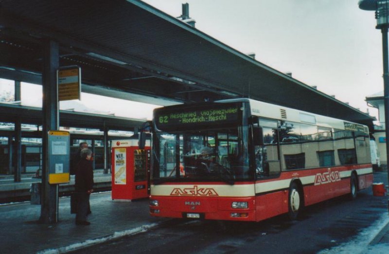 Letzter Tag des Autoverkehrs Spiez-Krattigen-Aeschi: ASKA Aeschi Nr. 7/BE 387527 MAN am 13. Dezember 2008 Spiez, Bahnhof