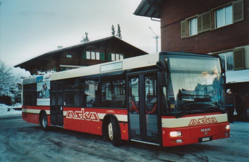 Letzter Tag des Autoverkehrs Spiez-Krattigen-Aeschi: ASKA Aeschi Nr. 7/BE 387527 MAN am 13. Dezember 2008 Aeschi, Post