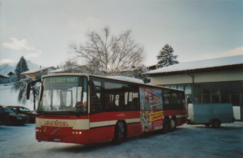 Letzter Tag des Autoverkehrs Spiez-Krattigen-Aeschi: ASKA Aeschi Nr. 1/BE 26869 Volvo am 13. Dezember 2008 Aeschi, Garage