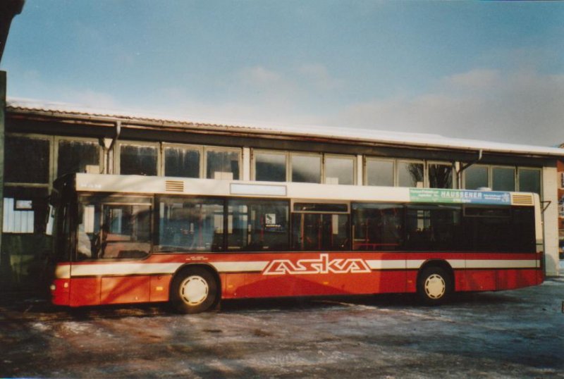 Letzter Tag des Autoverkehrs Spiez-Krattigen-Aeschi: ASKA Aeschi Nr. 8/BE 387558 MAN am 13. Dezember 2008 Aeschi, Garage