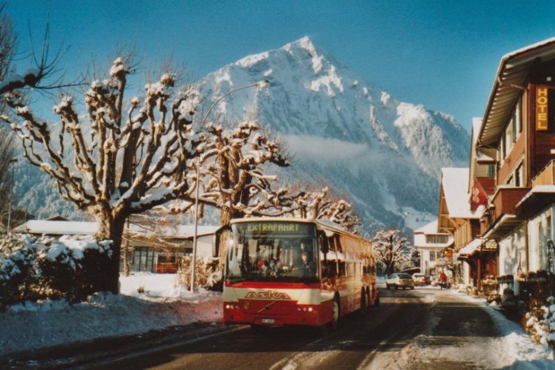 Letzter Tag des Autoverkehrs Spiez-Krattigen-Aeschi: ASKA Aeschi Nr. 1/BE 26869 Volvo am 13. Dezember 2008 Aeschi, Alleestrasse