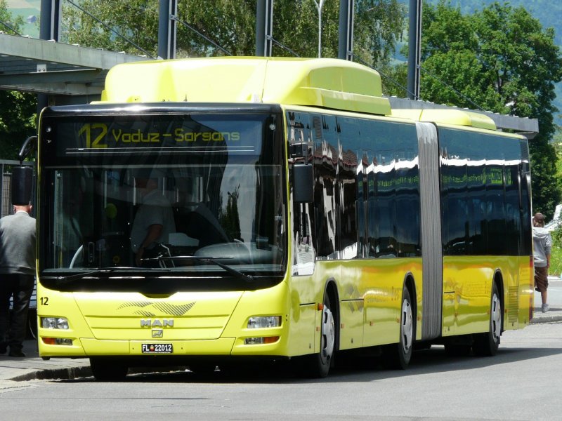Lichtenstein Bus - MAN Lion`s City Gas Gelenkbus  FL 22012 bei der Haltestelle vor dem bahnhof in Buchs/SG am 25.05.2008