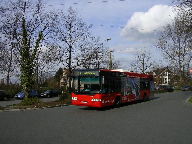 Linie 323 Ausfahrt in Wanne Eickel Hbf.,Werbetrger der Herner Sparkasse.(15.03.2008)