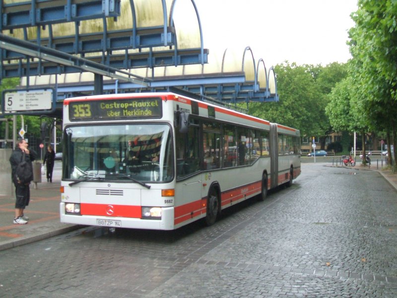 Linie 353 Mercedes Niederflurwagen in Bochum Hbf.
nach Castrop-Rauxel,ber Merklinde.(BOGESTRA)