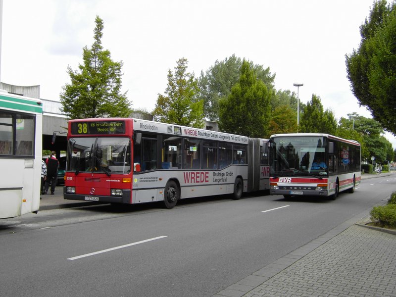 Links ein Mercedes O 405 GN2 (Wagennummer 6526, Baujahr 1998) der Rheinbahn AG Dsseldorf. Der Bus befindet sich im Einsatz als Schienenersatzverkehr fr die (von der DB Regio AG betriebene) Linie RB38 (Dsseldorf - Grevenbroich - Horrem/Kln).
Rechts ein Setra S 315 NF (Wagennummer 2139, Baujahr 1996) der Busverkehr Rheinland GmbH Dsseldorf (BVR). 
Aufgenommen am 09.08.2005.
Ort: Bahnhof Grevenbroich (Kreis Neuss).
