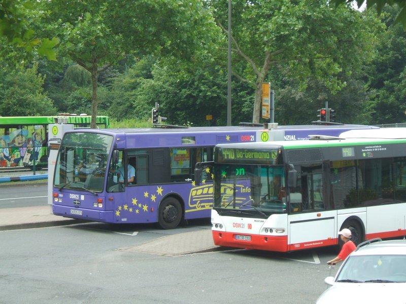 Links ein VanHool,Linie 463 von DO Germania S nach DO Kley S, rechts ein Neoplan Niederflurwagen,Linie 440 kam von DO Airport und hat hier Endstation,beides Fahrzeuge der DSW 21,hier im DO Germania Bus und S-Bahnhof, 
ganz rechts ist mir ein Taxi ins Bild gefahren.   