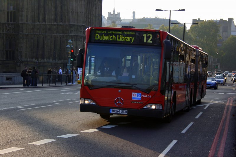 London Central MAL66 (Mercedes-Benz O530G Citaro G, 2004) am 14.10.2007 auf der Westminster Bridge. 