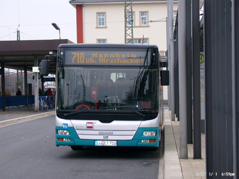 LU-ET-710 (passend zur Liniennummer :-D) wartet auf seine Fahrt nach Mannheim am Bahnhof Schwetzingen, 31.01.09