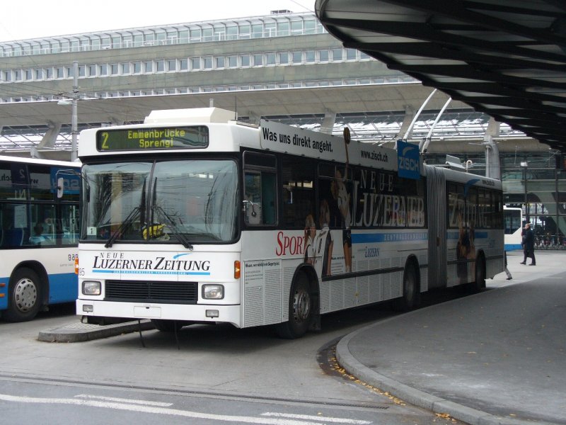 Luzern - NAW-Hess Gelenk-Trolleybus Nr.195 mit Vollwerbung an der Haltestelle vor dem Bahnhof Luzern am 18.11.2007