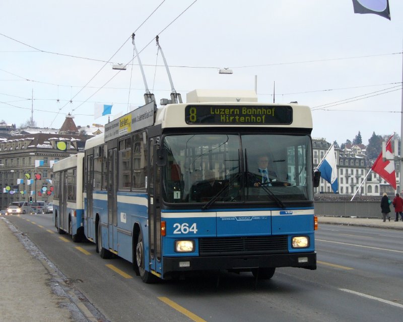 Luzern - NAW-Hess Trolleybus Nr.264 mit Anhnger auf der Seebrcke vor dem Bahnhof Luzern am 18.11.2007