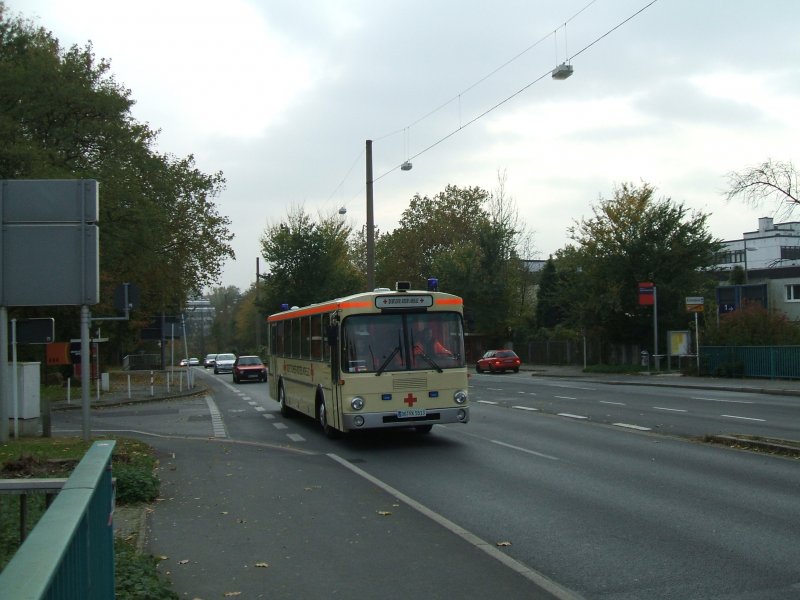 Magirus Deutz Bus mit Rotes Kreuz Logo auf dem Weg zum Signal Iduna Stadion./28.10.2007) 