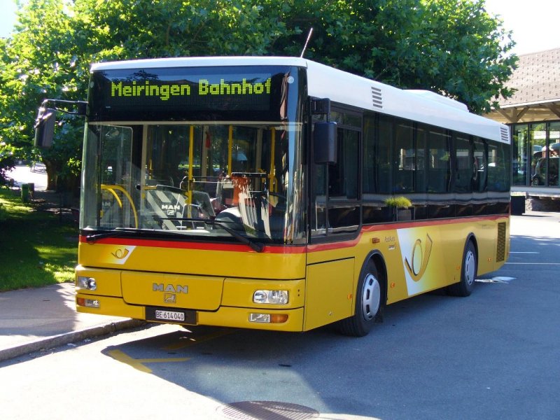 MAN / BE 614040 - Post Regiobus bei der Haltestelle vor dem Bahnhof in Meiringen am 04.08.2007