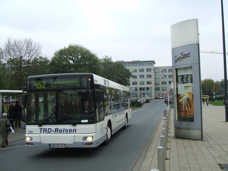 MAN , TRD Reisen ,Wagen 1508, im Auftrag der DSW21,als
Linie 452 Sphenfelde,Haltestelle Dortmund Hbf Nord.(24.10.2007)
