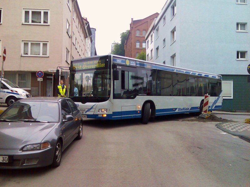 MAN-Bus 0607 auf Linie 644 nach Richard-Strauss-Allee an der Ecke Gewerbeschulstrae - Obere Sehlhofstrae...ja hier sieht man mal ein ungesunde Mischung aus Baustelle und Falschparker