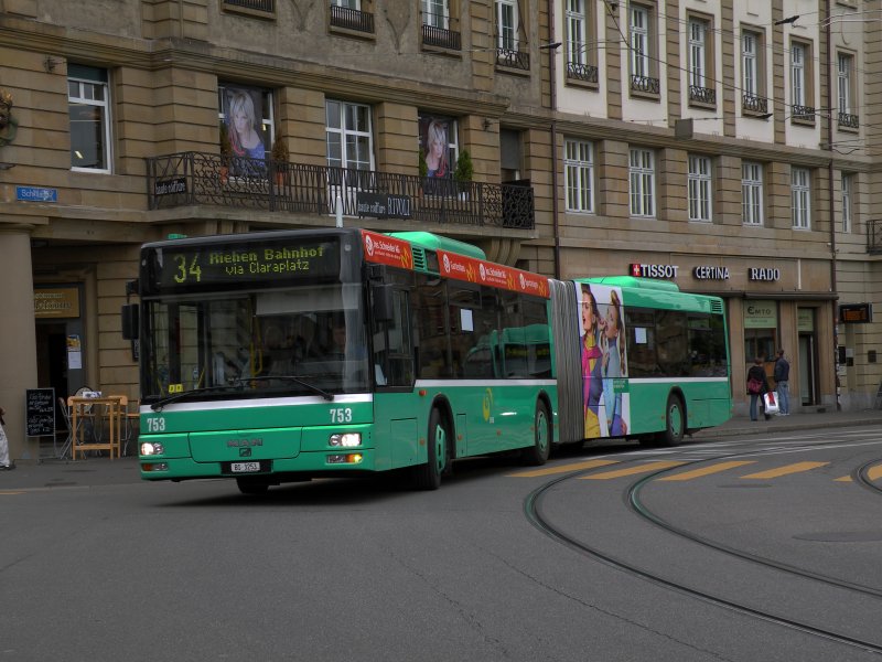 MAN Bus 753 hat die Haltestelle Schifflände bedient und fährt auf die Mittlere Rheinbrücke Richtung Claraplatz. Die Aufnahme entstand am 06.05.2009.