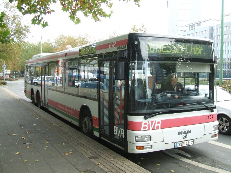 MAN des BVR (neu =bvr=)mit 3 Achsen,die letzte Achse lenkt mit,
als SB 19 von Dsseldorf - Essen Hbf.(31.10.2007)