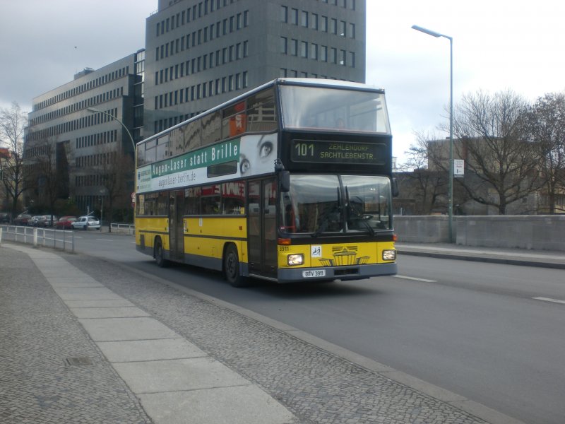 MAN-Doppeldecker auf der Linie 101 nach Zehlendorf Sachtelebenstrae nahe der Haltestelle Moabit Helmholtzstrae.