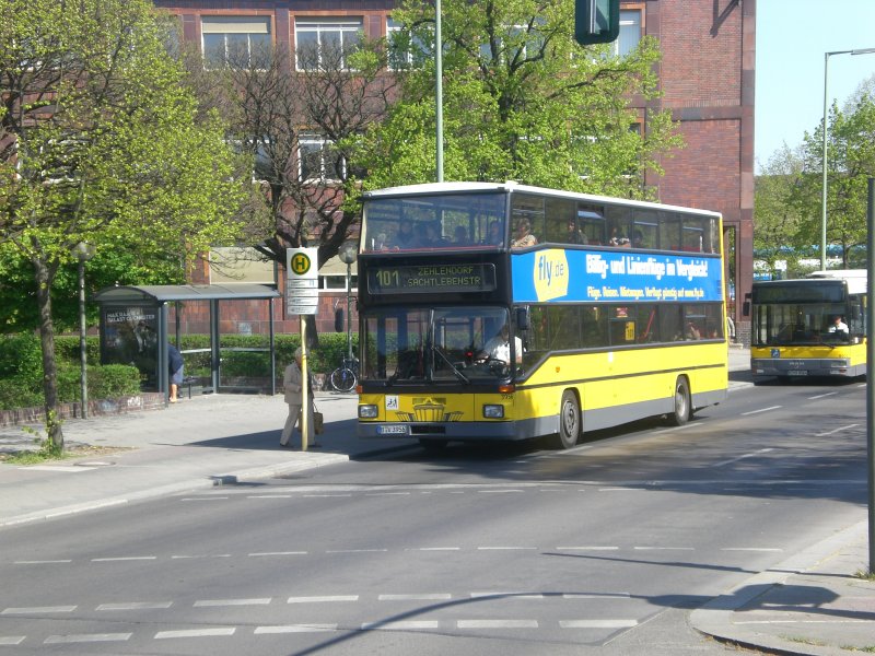 MAN-Doppeldecker auf der Linie 101 nach Zehlendorf Sachtlebenstrae am U-Bahnhof Breitenbachplatz.