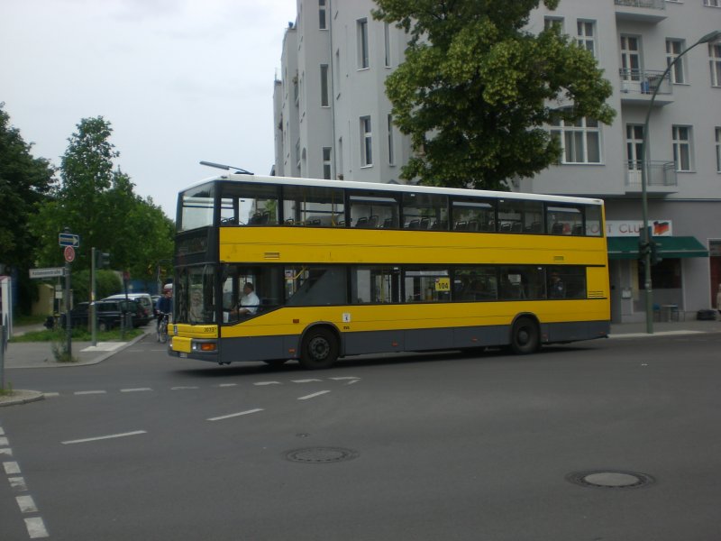 MAN-Doppeldecker auf der Linie 104 nach Stralau Tunnelstrae am S-Bahnhof Julius-Leber-Brcke.