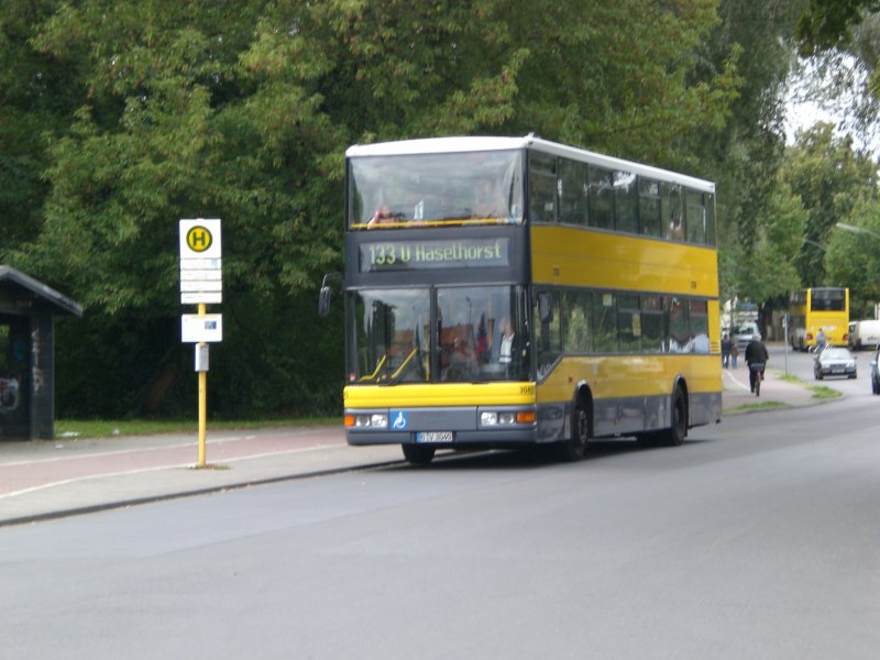MAN-Doppeldecker auf der Linie 133 nach U-Bahnhof Haselhorst an der Haltestelle Heiligenseestrae/Hennigsdorfer Strae.