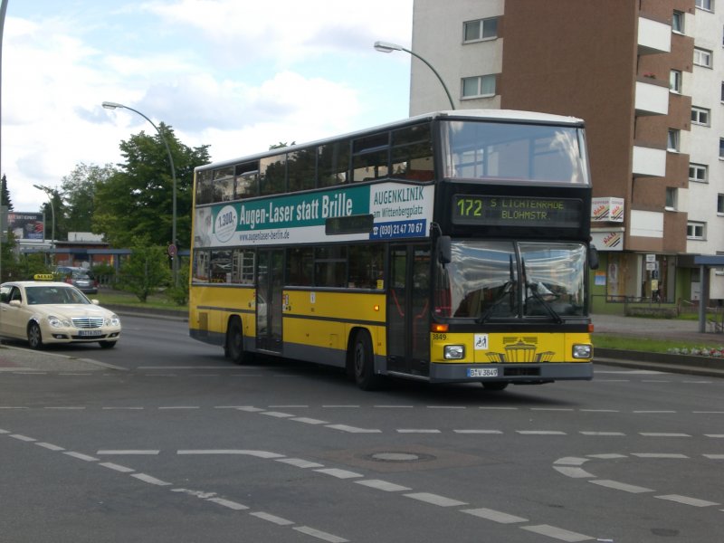 MAN-Doppeldecker auf der Linie 172 nach S-Bahnhof Lichtenrade/Blohmstrae am U-Bahnhof Rudow.