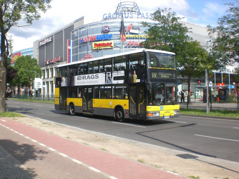 MAN-Doppeldecker auf der Linie 172 nach S-Bahnhof Lichtenrade/Blohmstrae am U-Bahnhof Johannisthaler Chaussee.