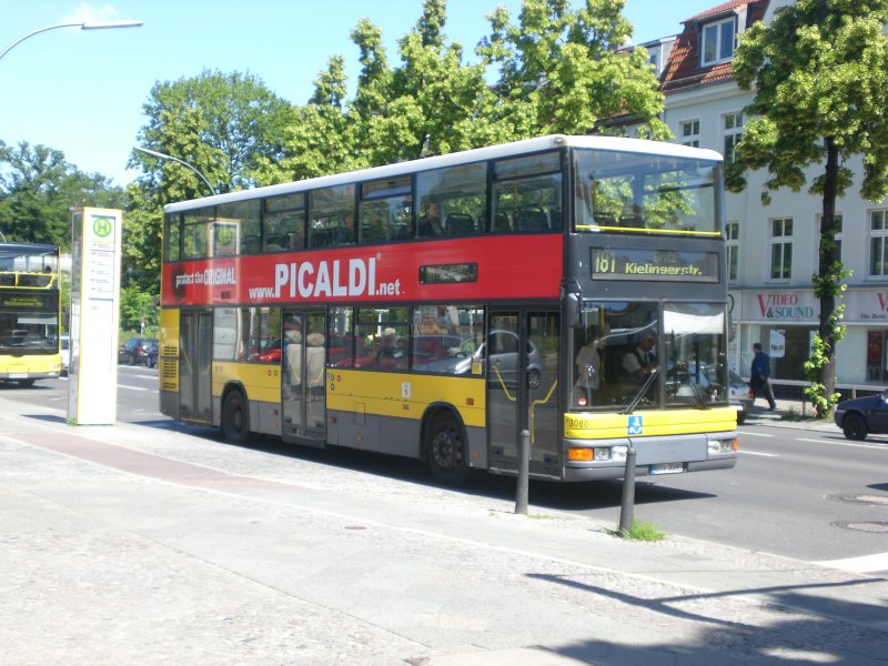 MAN-Doppeldecker auf der Linie 181 nach Britz Kielinger Strae am S-Bahnhof Lankwitz.