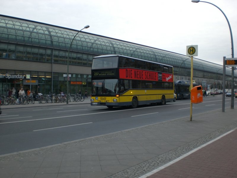 MAN-Doppeldecker auf der Linie 237 am S-Bahnhof Spandau.