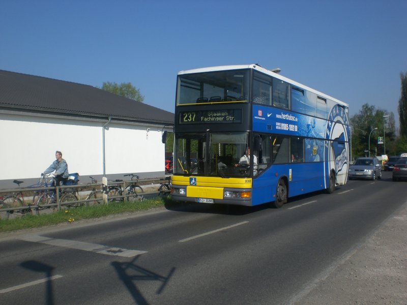 MAN-Doppeldecker auf der Linie 237 nach Staaken Fachinger Strae am Bahnhof Albrechtshof.