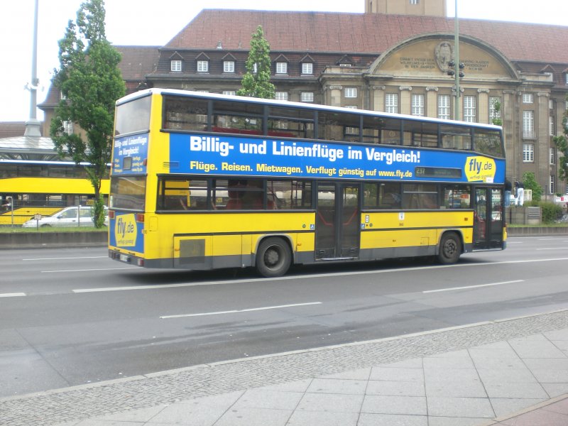 MAN-Doppeldecker auf der Linie 237 nach Staaken Fachinger Strae am S+U Bahnhof Rathaus Spandau.