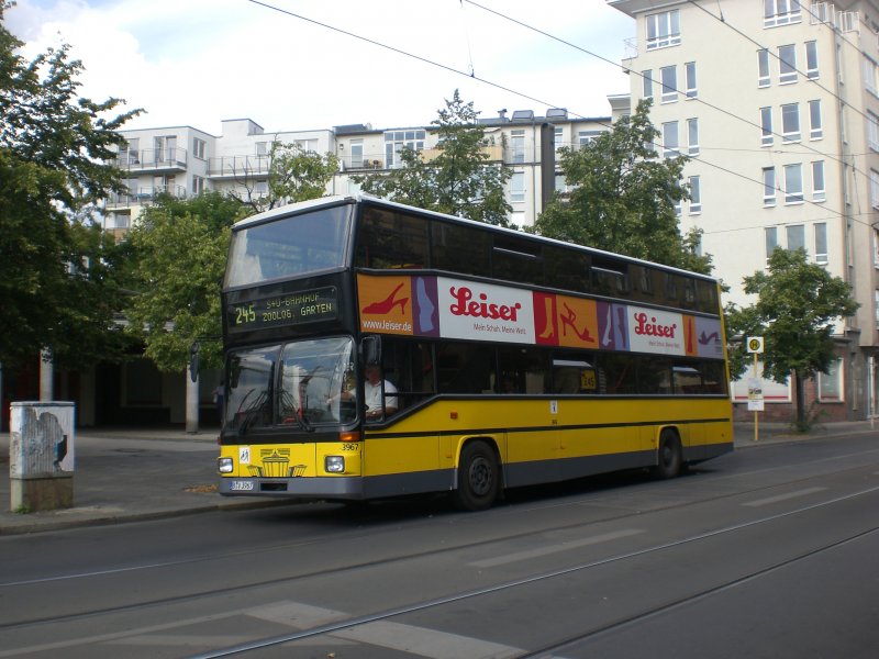 MAN-Doppeldecker auf der Linie 245 nach S+U Bahnhof Zoologischer Garten am S-Bahnhof Nordbahnhof.