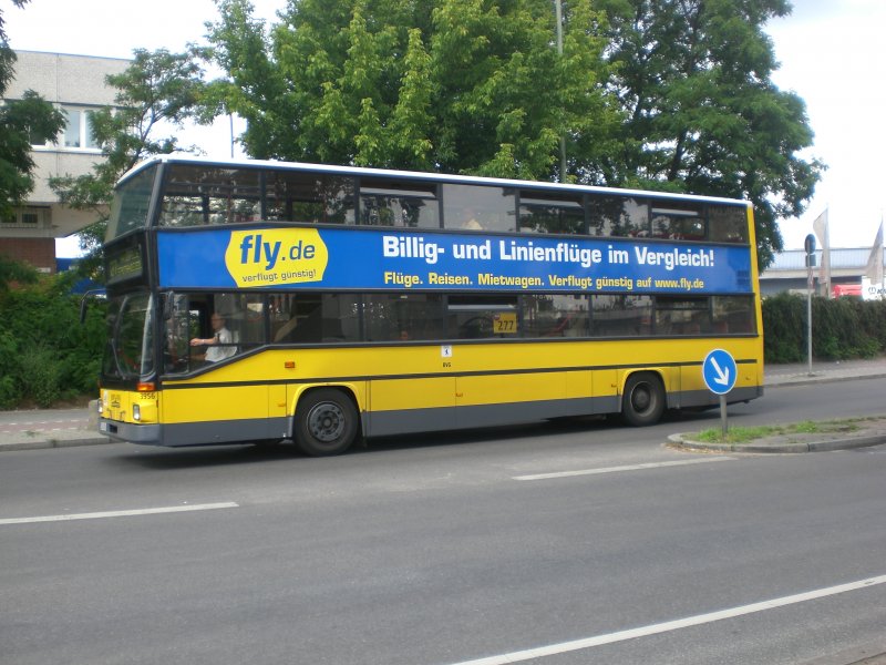 MAN-Doppeldecker auf der Linie 277 nach Marienfelde Stadtrandsiedlung am S-Bahnhof Buckower Chaussee.