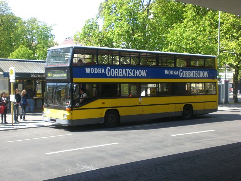 MAN-Doppeldecker auf der Linie 282 nach Mariendorf Darnadellenweg am U-Bahnhof Breitenbachplatz.