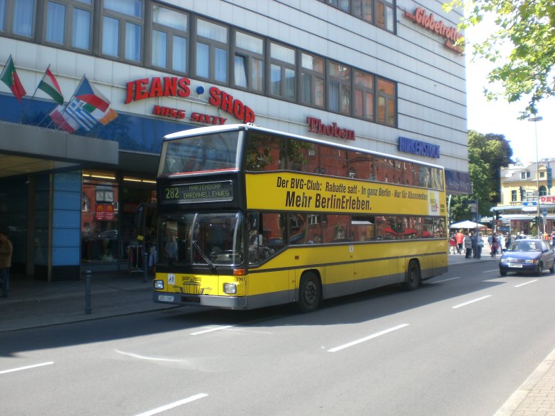 MAN-Doppeldecker auf der Linie 282 nach Mariendorf Darnadellenweg am S+U Bahnhof Rathaus Steglitz.