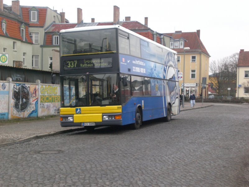 MAN-Doppeldecker auf der Linie 337 nach S+U Bahnhof Rathaus Spandau am Bahnhof Falkensee.