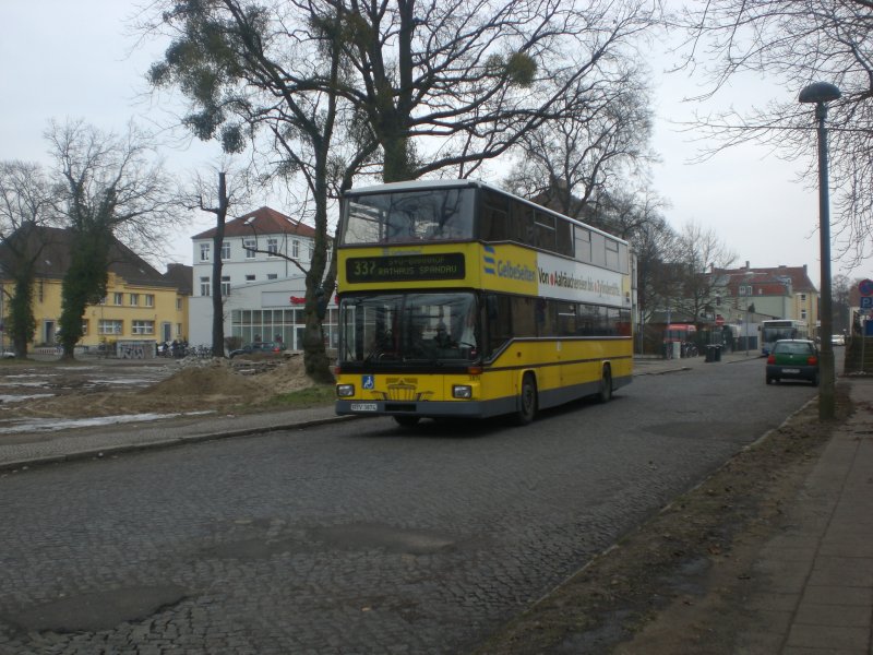 MAN-Doppeldecker auf der Linie 337 nach S+U Bahnhof Rathaus Spandau am Bahnhof Falkensee.