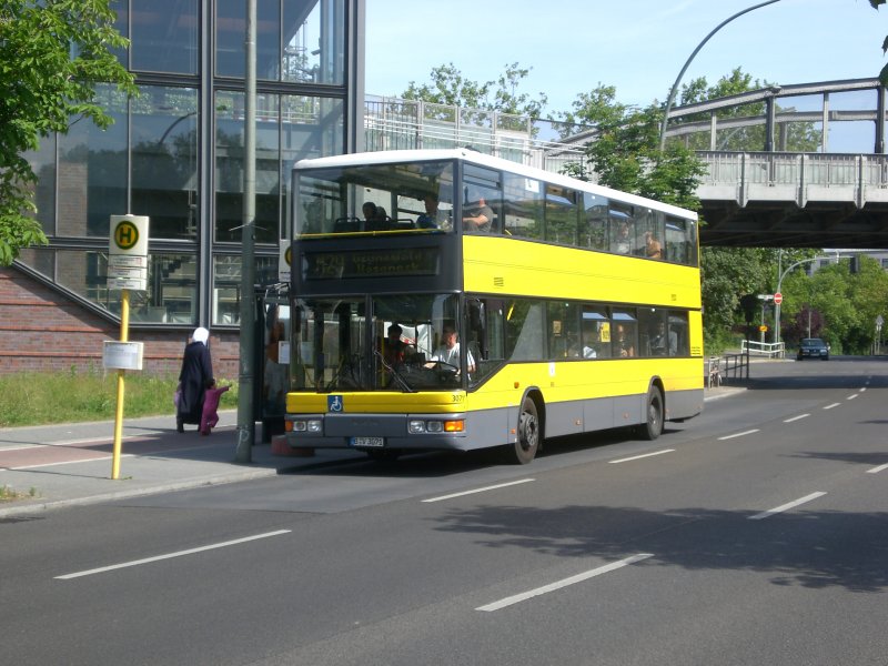 MAN-Doppeldecker auf der Linie M29 nach Grunewald Roseneck am U-Bahnhof Mendelssohn-Bartholdy-Park.