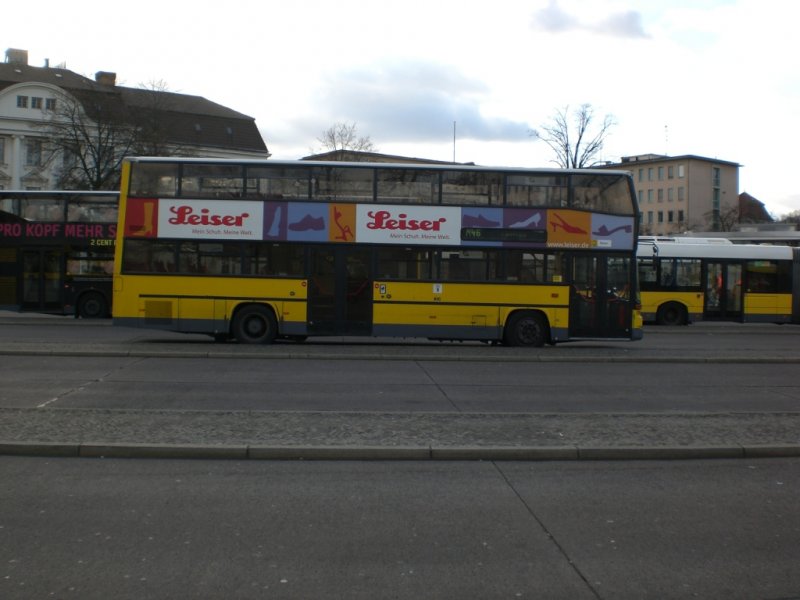 MAN-Doppeldecker auf der Linie M46 nach U-Bahnhof Britz-Süd an der Haltestelle Hertzallee.