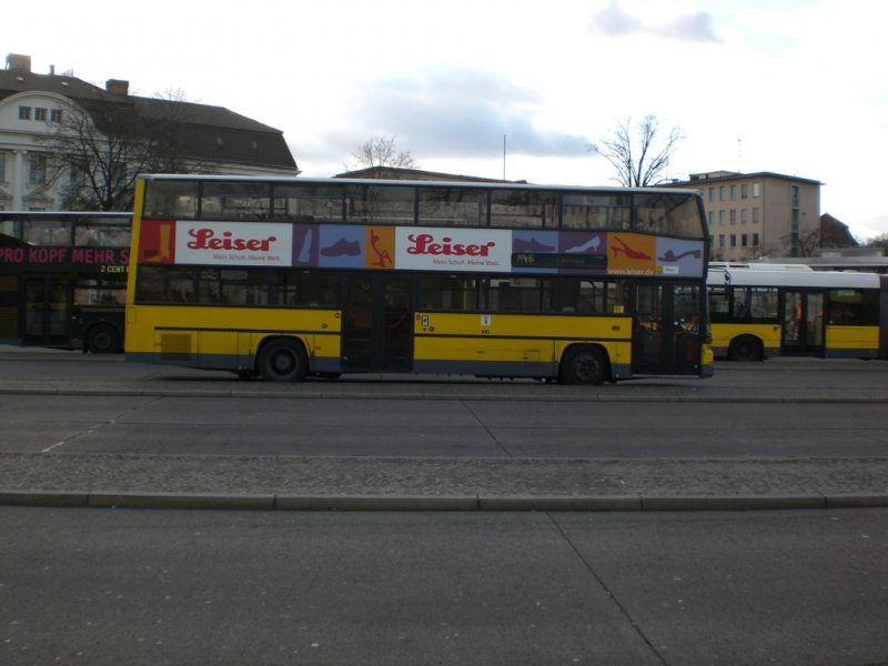 MAN-Doppeldecker auf der Linie M46 nach U-Bahnhof Britz-Sd an der Haltestelle Hertzallee.