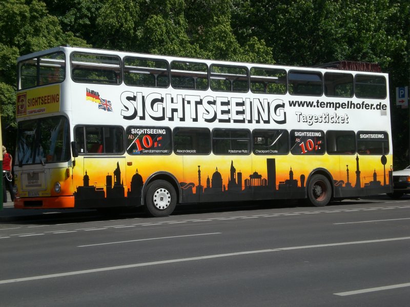 MAN-Doppeldecker Sightseeing-Bus am Berliner Rathaus. 
