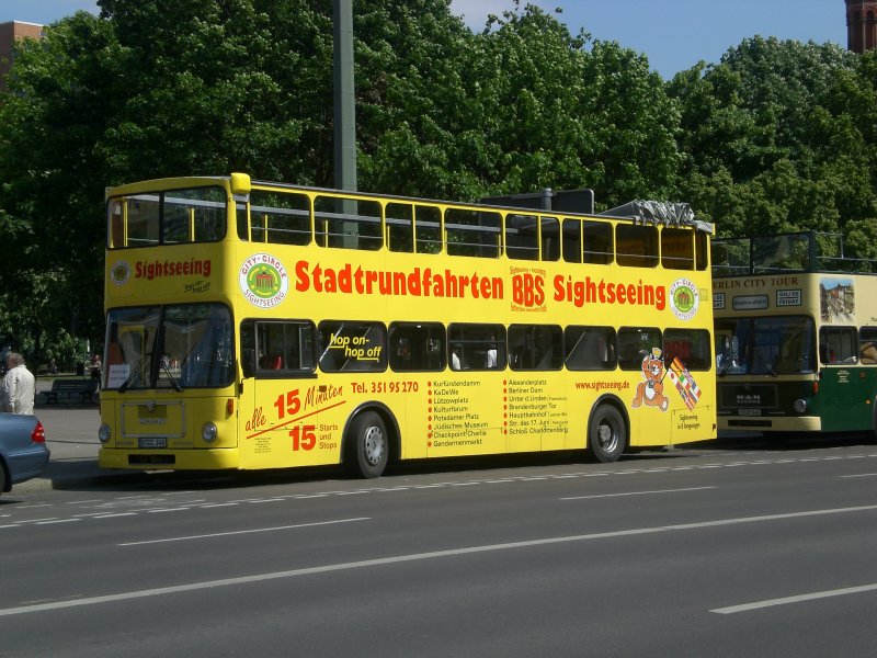 MAN-Doppeldecker Sightseeing-Bus am Berliner Rathaus.
