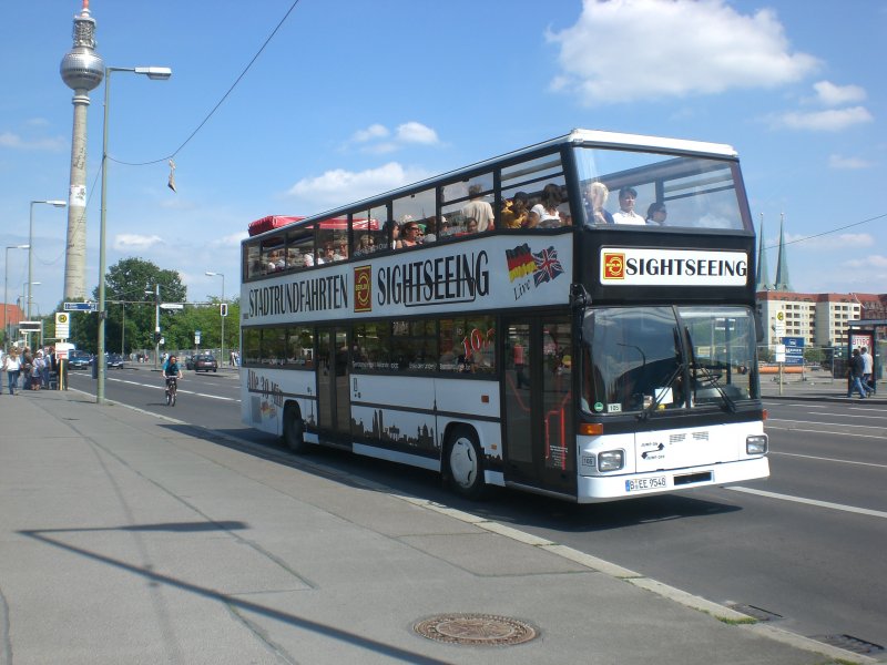 MAN-Doppeldecker Sightseeing-Bus am Lustgarten.