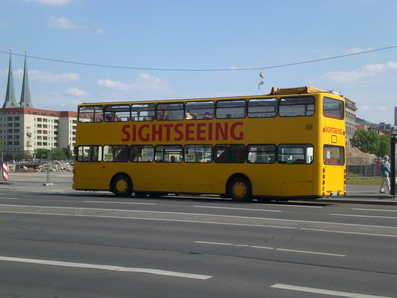 MAN-Doppeldecker Sightseeing-Bus am Lustgarten in der Strae Unter den Linden.
