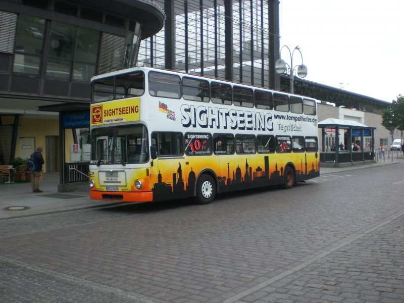 MAN-Doppeldecker Sightseeing-Bus am S+U Bahnhof Zoologischer Garten.