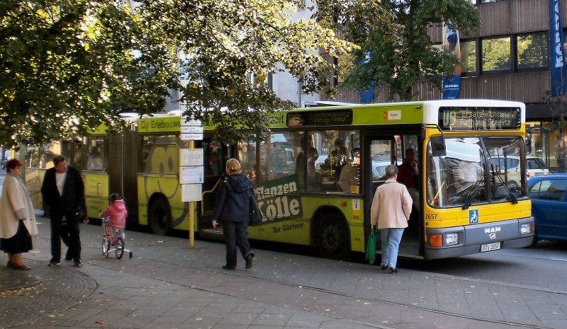MAN-Gelenkbus als Schienersatzverkehr fr die U9, hier am Lepoldplatz 2007