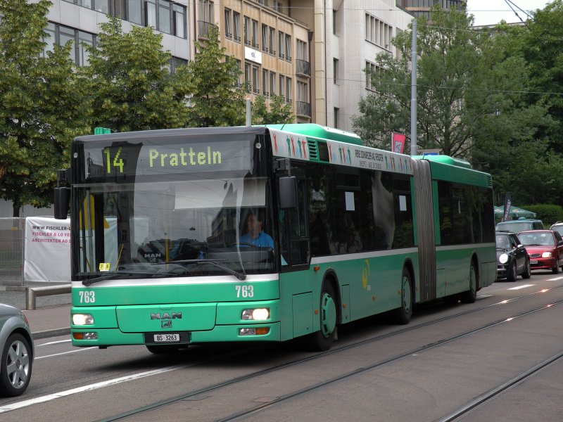 MAN Gelenkbus mit der Betriebsnummer 763 bei einem Einsatz auf der unterbrochenen Tramlinie 14. Die Aufnahme stammt vom 19.06.2009.