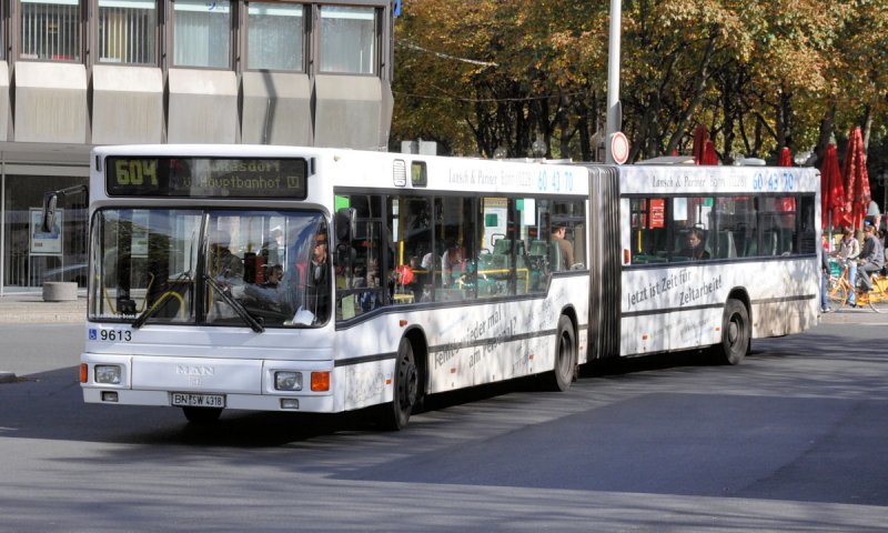 MAN Gelenkbus der Stadtwerke Bonn ( Linie 604 ) am Hbf Bonn - 13.10.2009