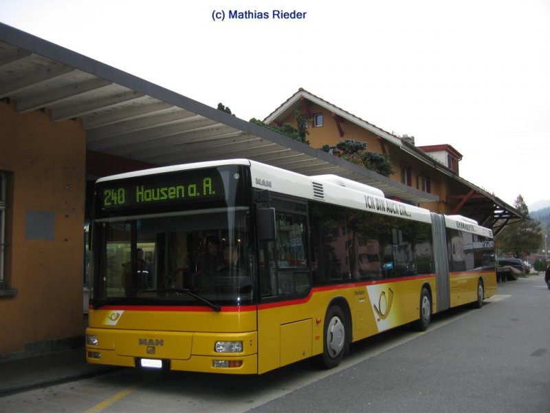 MAN Gelenkbus wartet in Langnau- Gattikon den Anschluss der S 4 ab. am 26.10.07