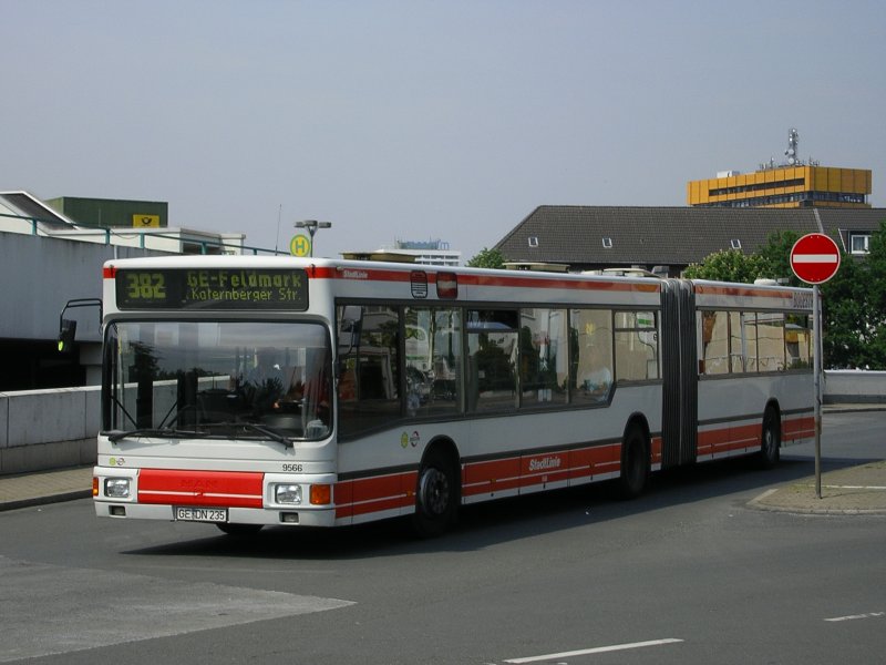 MAN Gelenkbus,Linie 382 von Gelsenkirchen Hbf. nach GE Feldmark.
(15.05.2008)