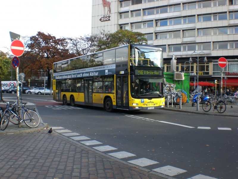 MAN Lion's City DD (Doppelstock) auf der Linie M46 nach U-Bahnhof Britz-Sd am Bahnhof Zoologischer Garten.